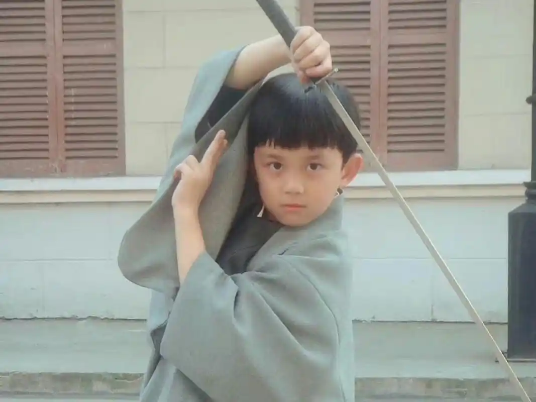 吴磊小时候这锅盖头好可爱,一招一式还挺像样的