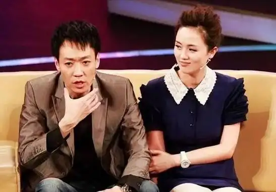 辛柏青一家4口在澳洲被偶遇妻子朱媛媛骨相绝佳49岁依旧漂亮