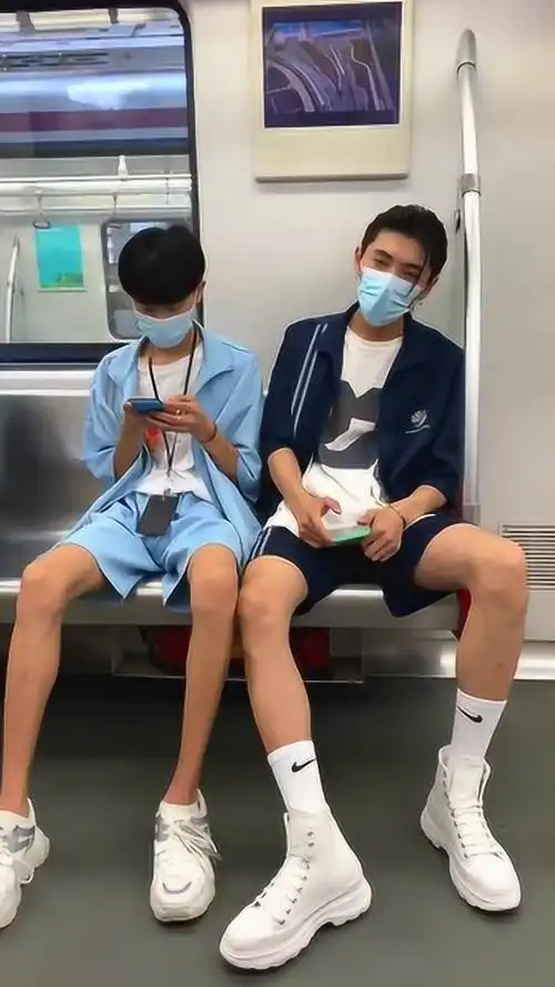 地铁里偶遇的两个男孩子,恭喜你们,成功地被列入我一夫多妻制的名单里