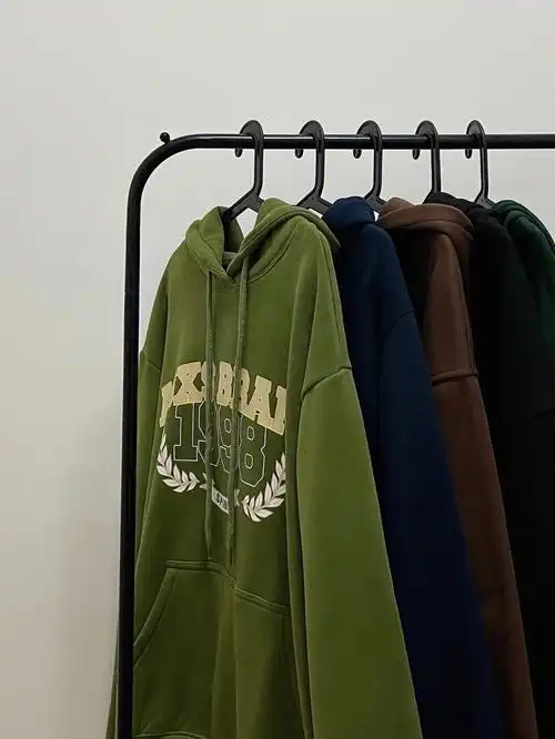 98 今日穿搭-■ 墨绿色麦穗加绒卫衣——喜士潮社□ 藏青色徽章图案