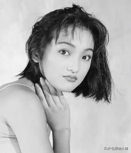 周迅19岁写真旧照,短发造型青涩可人,一双小鹿眼清澈灵动_灵气_气质