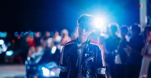 王俊凯《叱咤风云》片场照片有 帅气赛车选手造型令人尖叫_手机搜狐网