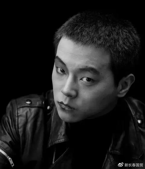 窦唯30年前写真旧照曝光半脸妆出镜又酷又帅