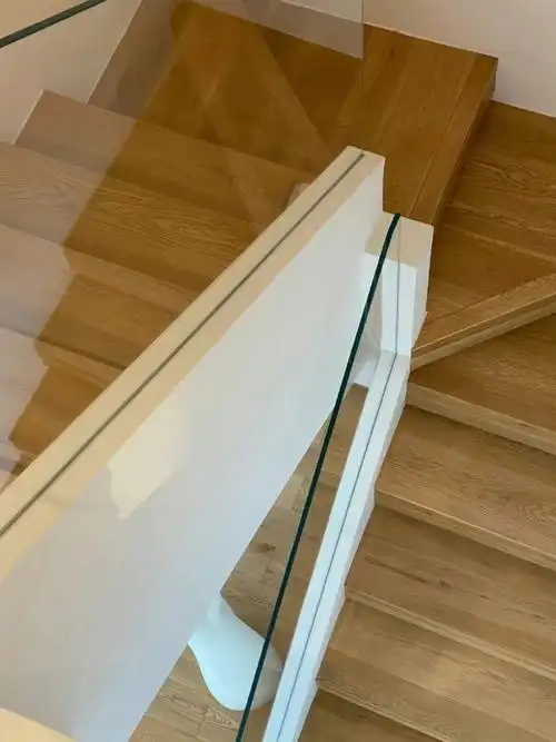 首先把瓷砖排好,然后用玻璃钻确定扶手的位置.