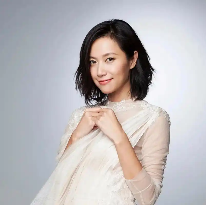 51岁徐静蕾国外生活照,看起来还是那么年轻漂亮,脸上洋溢着幸福的笑容