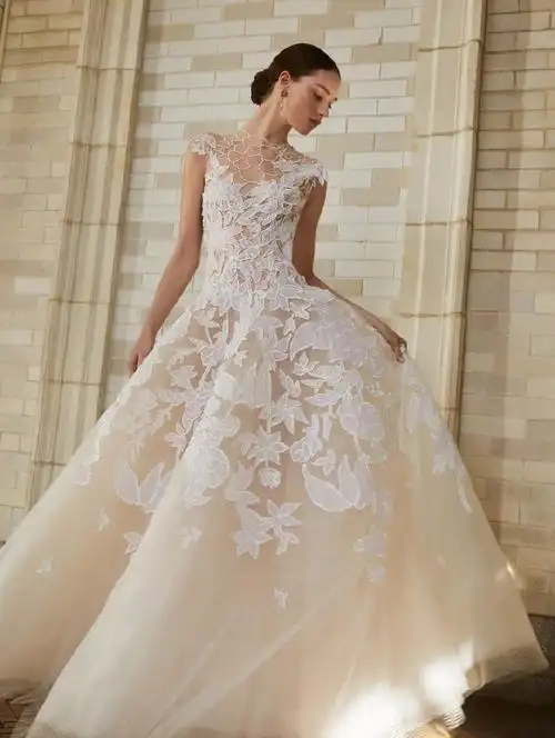 oscar de la renta bridal spring 2025    春夏婚纱系列,立体贴花