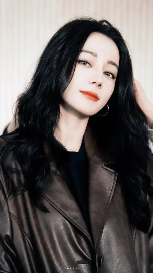 迪丽热巴 枭起青壤##迪丽热巴复古皮衣