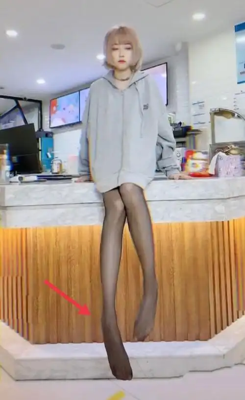 416陪玩咬米又搞离谱操作脚被p成42码如此虚假谁会点单