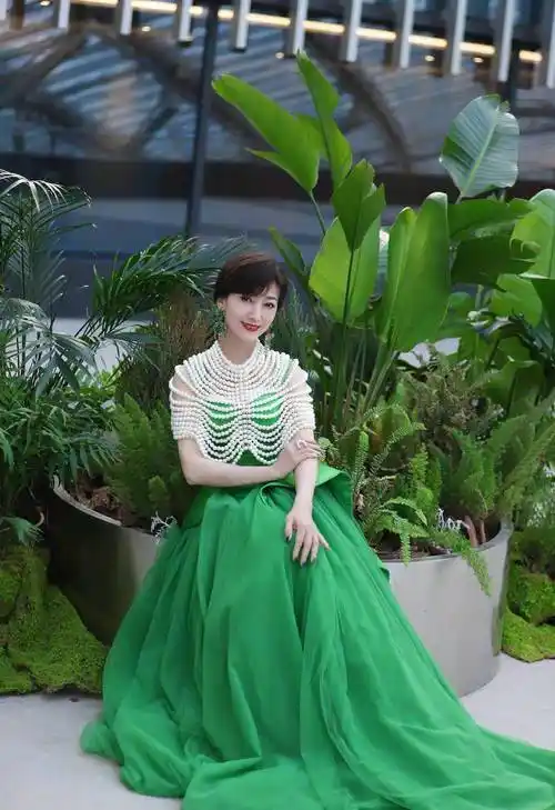 赵雅芝再度展现优雅魅力,一袭绿裙成时尚焦点_气质_大气_写真照