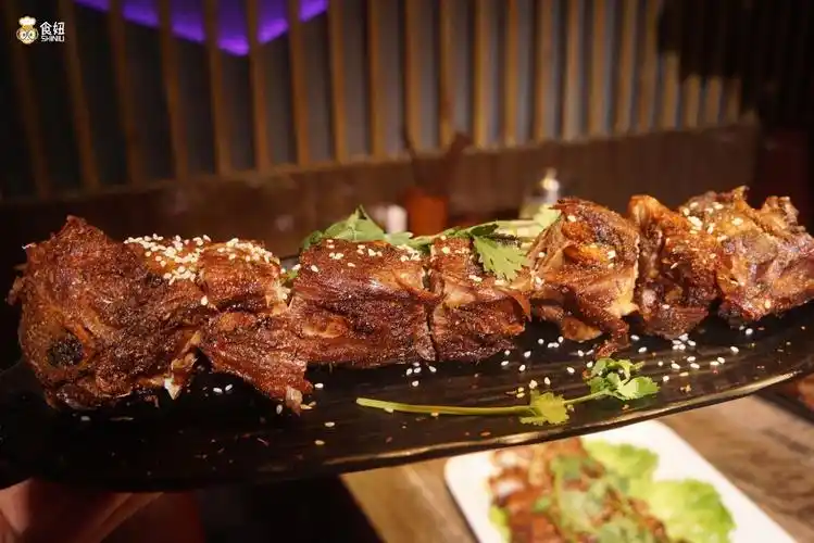 烤羊蝎子▲烤羊蹄 15元/个大火烤出来的羊蹄焦香肉嫩,每一口都是胶原