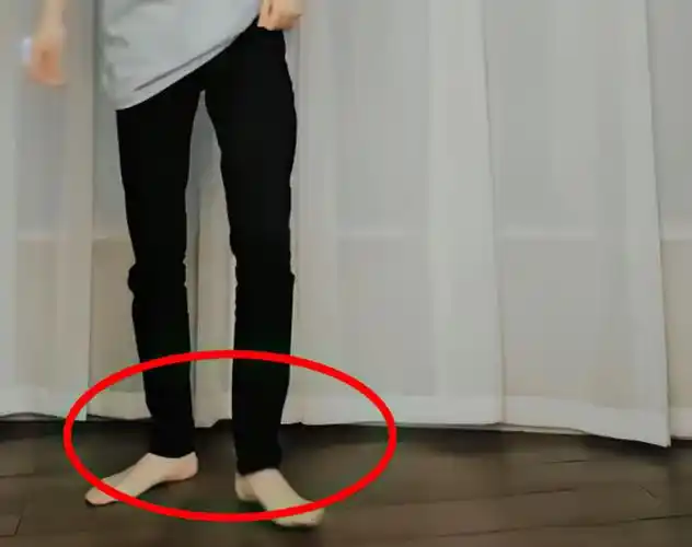 马嘉祺坐地上唱歌,没想到小脚丫比豆腐还嫩,好像三寸金莲