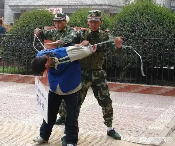 死刑犯临刑当天,在和亲属临刑会见时,真的是痛哭流涕,悔不当初,一个劲