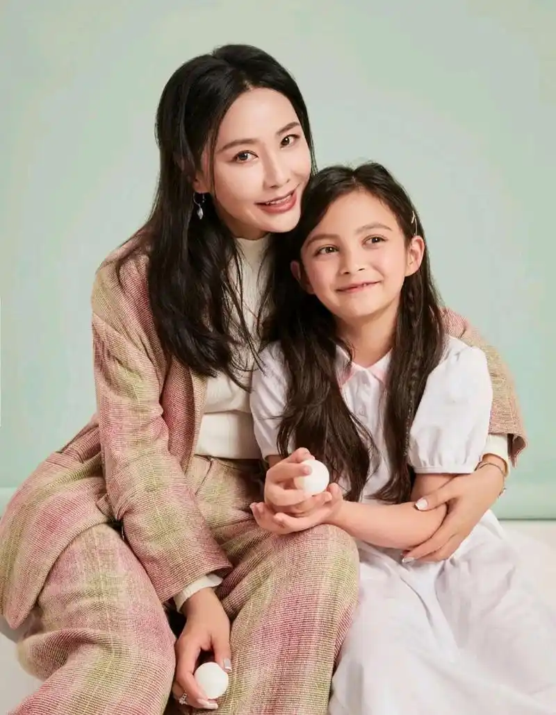 如今儿女双全幸福美满 吴奇隆前妻马雅舒和一双混血儿女的亲子照