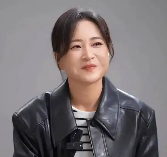 贾玲42岁首登《时尚芭莎》封面!大秀好身材,侧颜美到哭