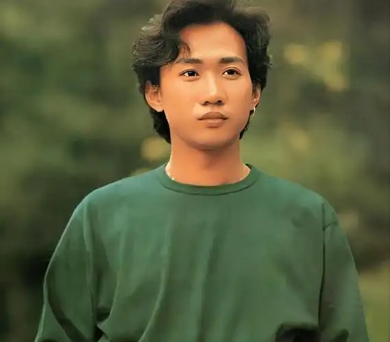 1992年,香港叱咤风云乐坛最佳组合的颁奖典礼上,beyond乐队主唱黄家驹