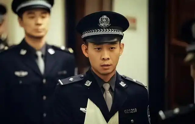 难怪演警察那么传神,这4位演员曾是真警察,半路出家进了娱乐圈
