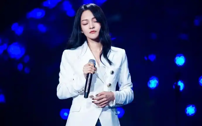 张韶涵《歌手2》白色西装性感写真图片