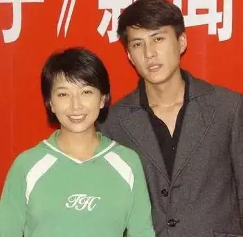 回顾靳东与江珊同居5年闪娶二婚李佳41岁被嘲上热搜