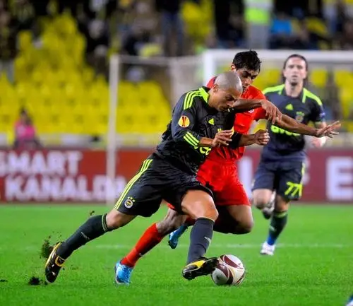 图文欧联杯费内巴赫切胜布加勒斯特星突破过人