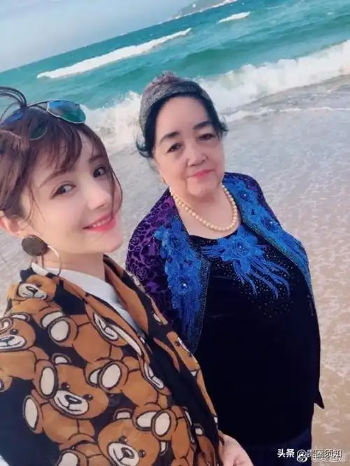 麦迪娜一家麦迪娜晒一家三口合影庆祝33岁生日