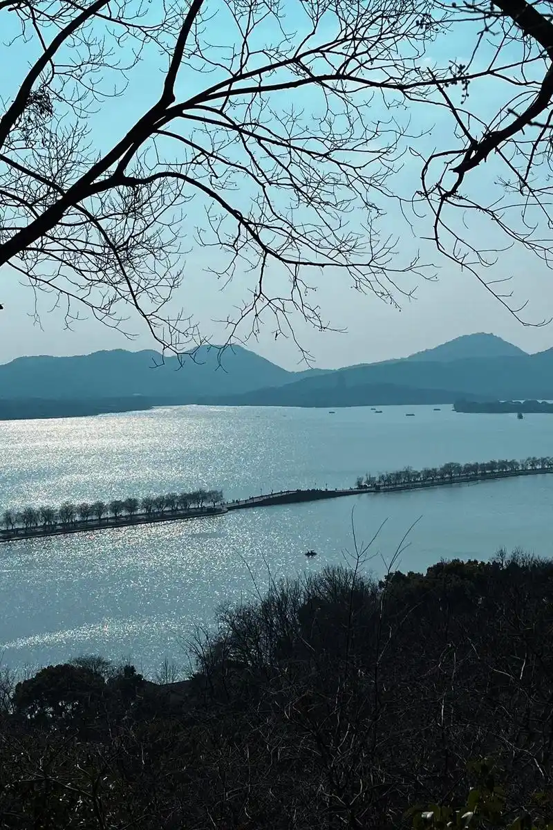 杭州西湖 #手机摄影 #山水如画 #治愈系风景  诚不我欺 - 抖音