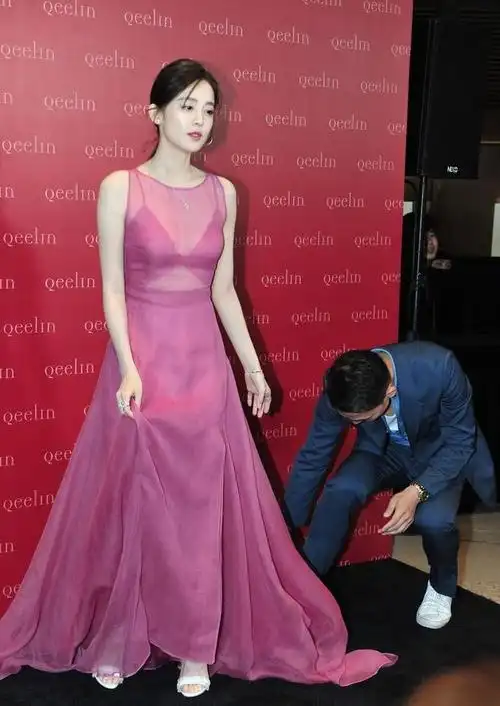 古力娜扎美得挺高调穿红色吊带裙不够胸前配朵花挺有个性的