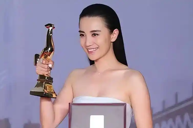 宋佳:我因事业放弃陈龙,因婚姻放弃张黎,现在与黄少峰长厢厮守