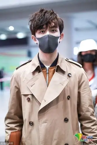 吴磊凌晨抵达机场帅气清爽穿风衣雅痞范儿十足