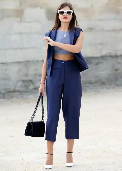 ▼ 深蓝色 灰色 灰色的宁静能映衬出蓝色的沉郁整洁,深蓝和灰搭配在一