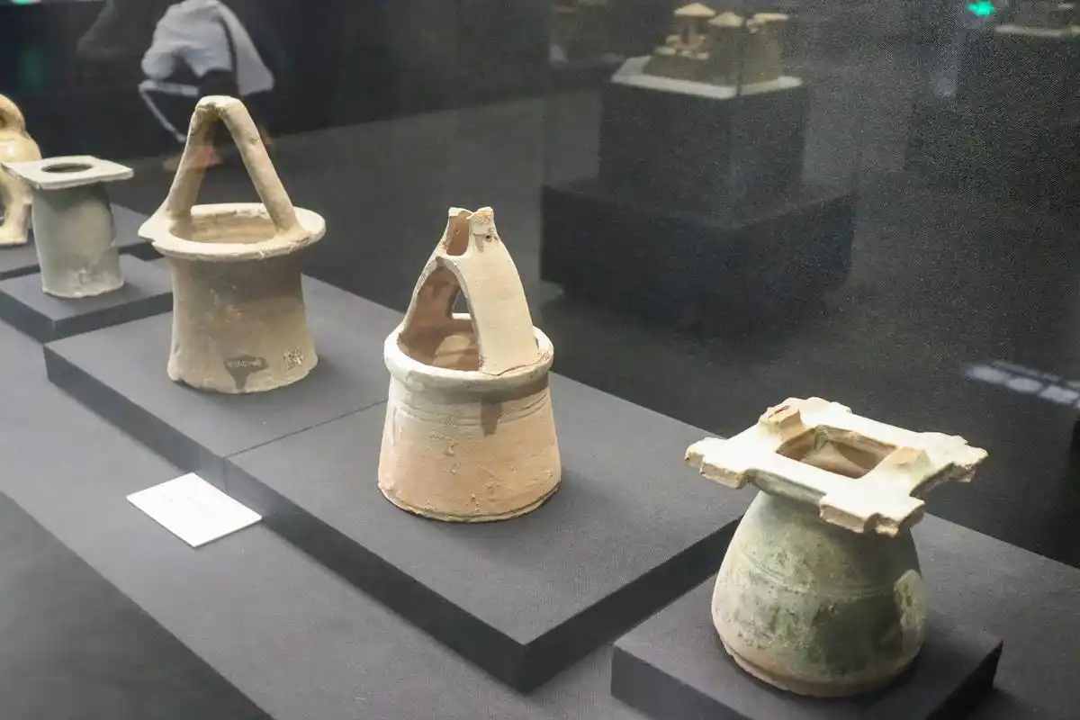 城头山遗址发现于 1979 年.