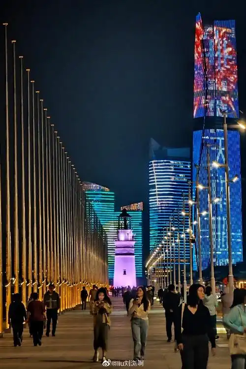 漫步情人坝,吹着清凉的海风,看着海中倒映的流光……这是青岛最不能