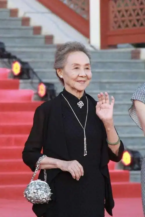 脸像鞋拔子,下巴能耕地?中老年女明星整容后遗症就像"重灾区"