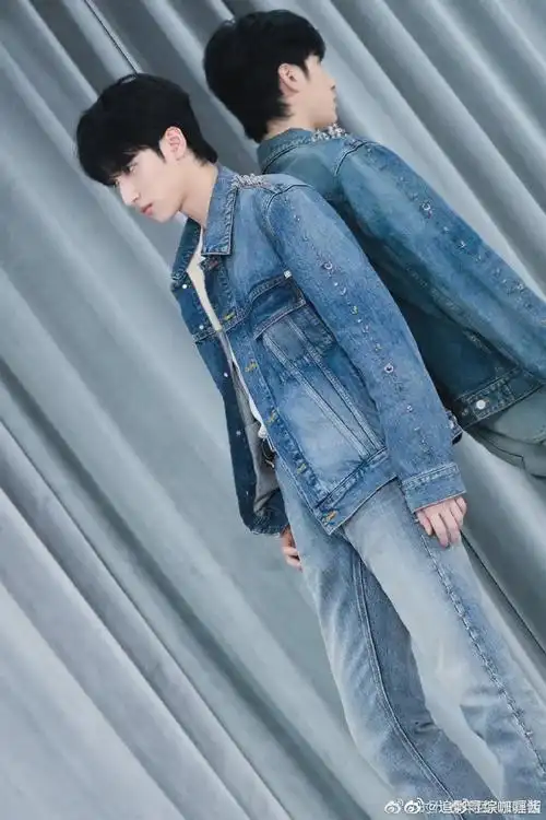 牛仔铆钉造型#严浩翔晒出了自己身穿铆钉牛仔外套77 白t的照片,真的