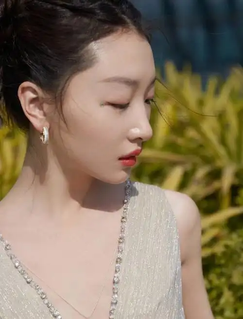 周冬雨身穿香槟色礼服 气质绝佳!