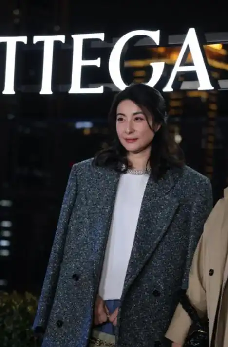 郭晶晶时尚活动,外套似男装,细节圈粉