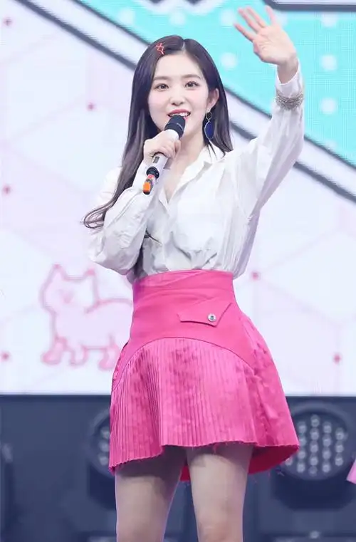 裴珠泫往日的一些时尚搭配吧,她身穿一件白衬衫,搭配玫粉色的半身裙