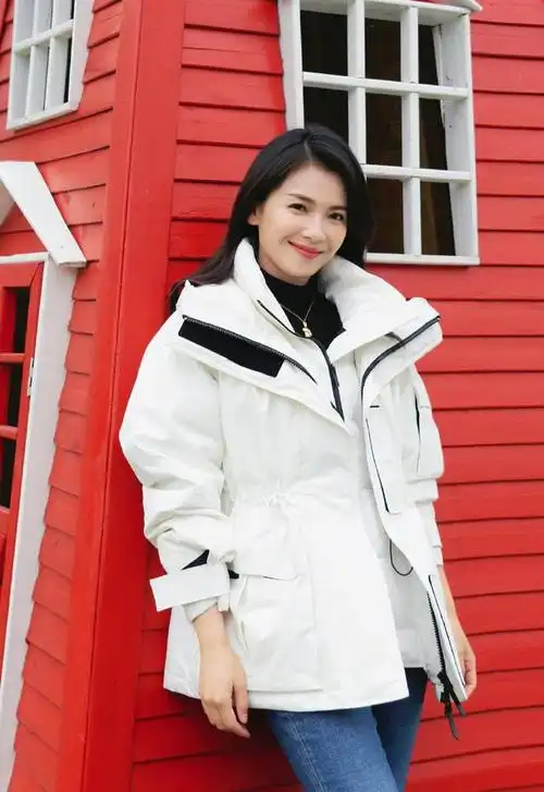 刘涛穿白色假两件羽绒服配牛仔裤保暖减龄又时尚冬季氛围十足