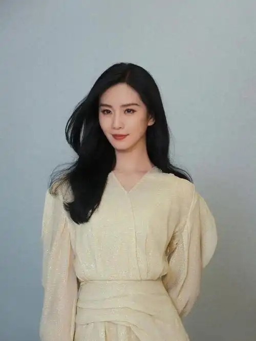 刘诗诗最近出现在公开场合,身穿白色一字肩连衣裙,黑色长发披肩,神色