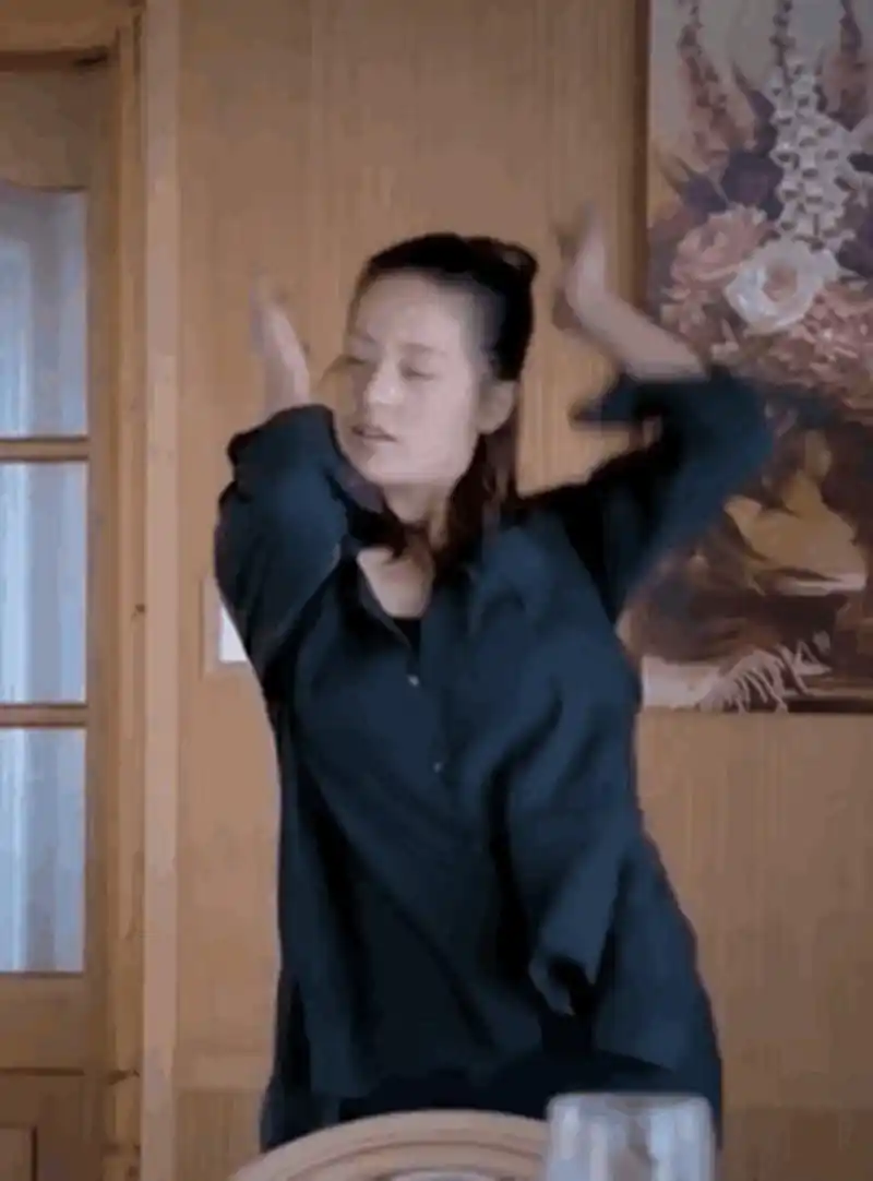 王力可其实还挺好看的,应该是她跳舞那段把我尴尬住了,才让我觉得她不