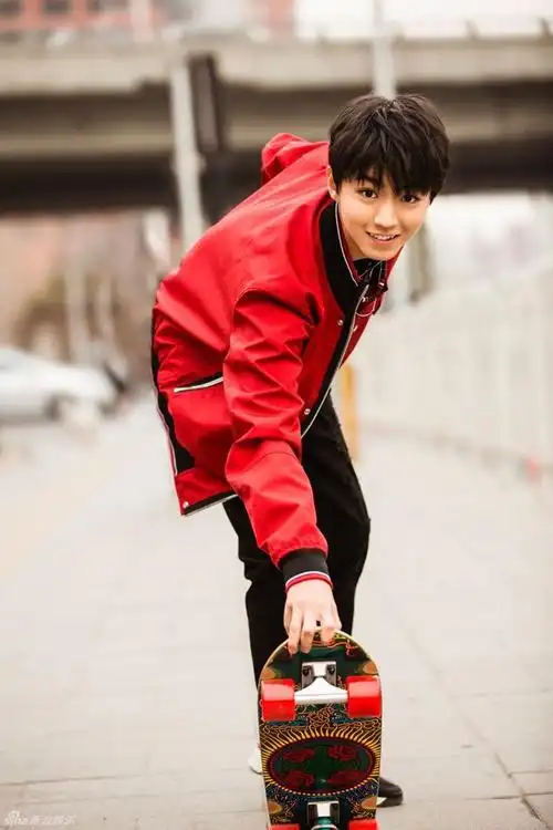 [消息]王俊凯最新街拍时髦升级 美少年轻熟帅气——idol新闻