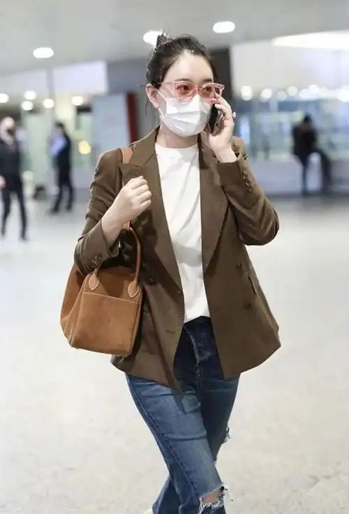 李小冉机场生图美出圈西装配牛仔裤减龄又显腿长