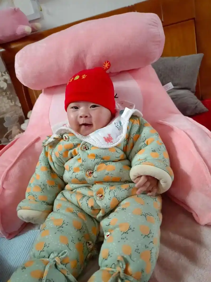 六个月的乖宝宝会坐了