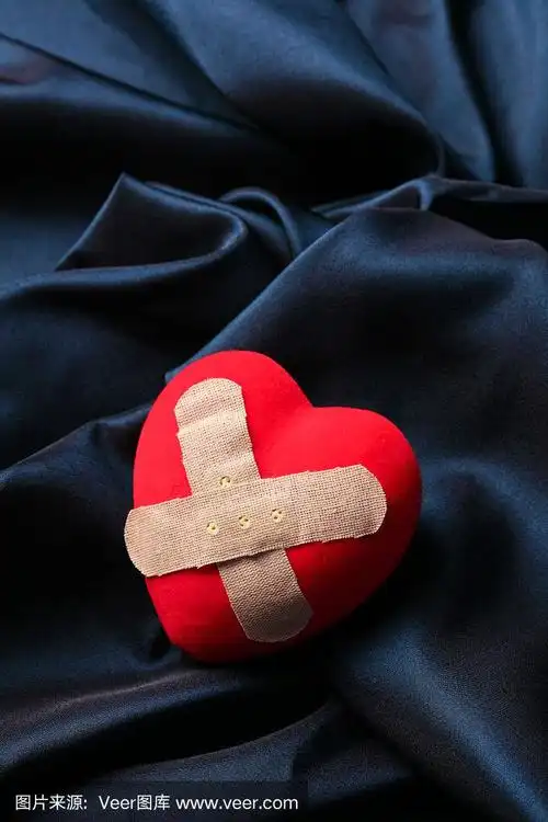 以丝绸为背景,贴着一颗心的创可贴