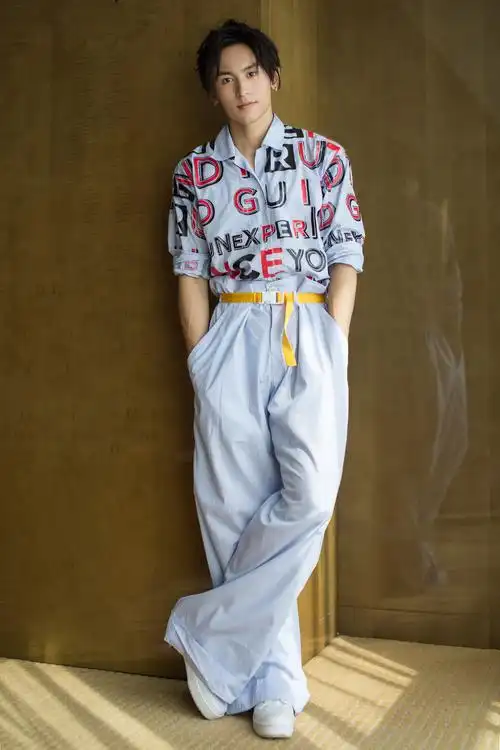 p>张哲瀚,1991年5月11日出生于江西省新余市,中国内地影视男演员