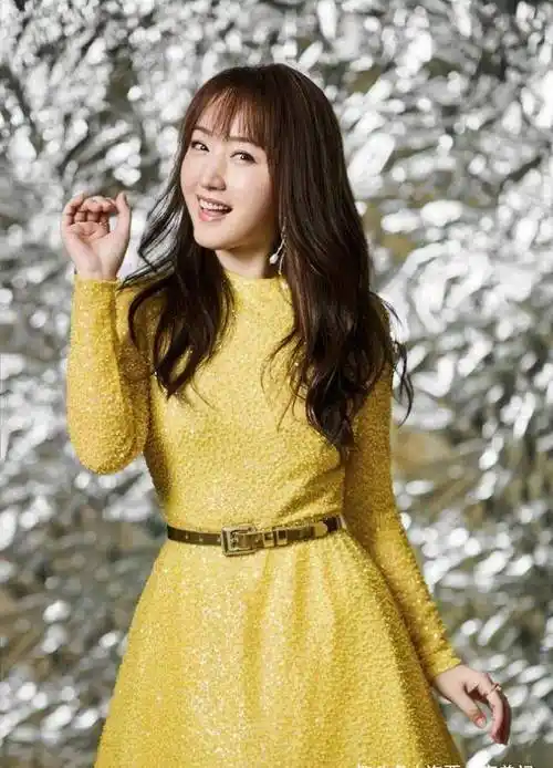 有着这样俏皮可爱的眼型,当年的杨钰莹即使已经年过半百,依然像个甜美