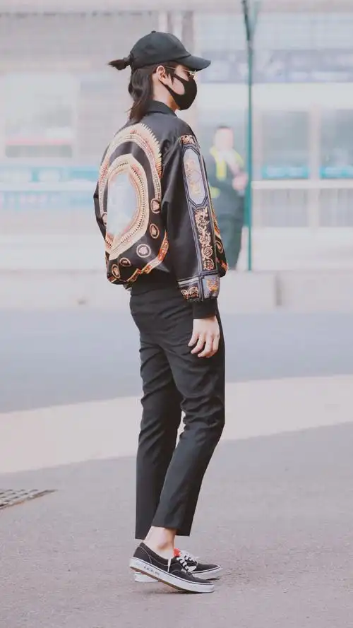 吴亦凡帅气机场街拍图片