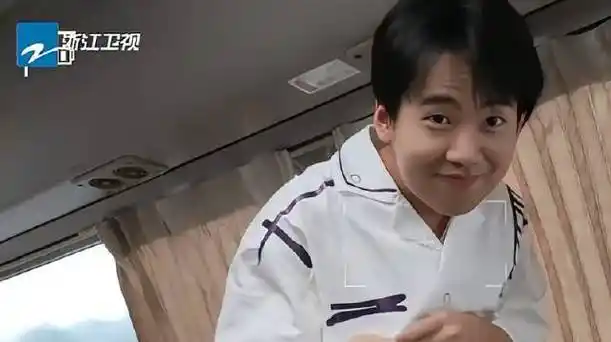 蔡徐坤郭麒麟合伙,偷偷把贴纸贴在沙溢鞋底