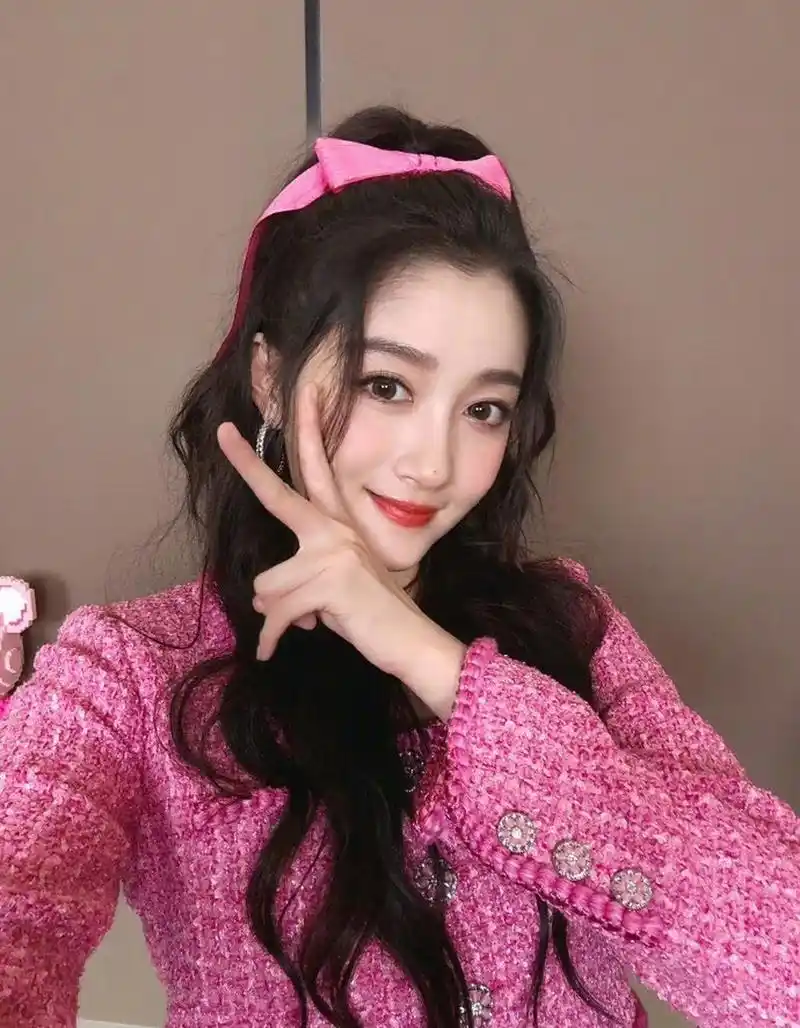 关晓彤这粉色衣服,粉色蝴蝶结高马尾的造型实在是太可爱了.