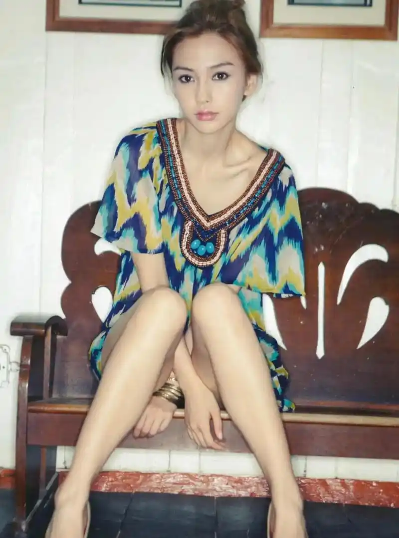 杨颖最开始是模特出道,刚出道时给人一种浓浓的混血风,有着高挺的鼻梁