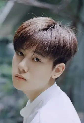 把两侧的头发剃较短,透露出无限青春帅气的短发,微卷短头发是剪出层次